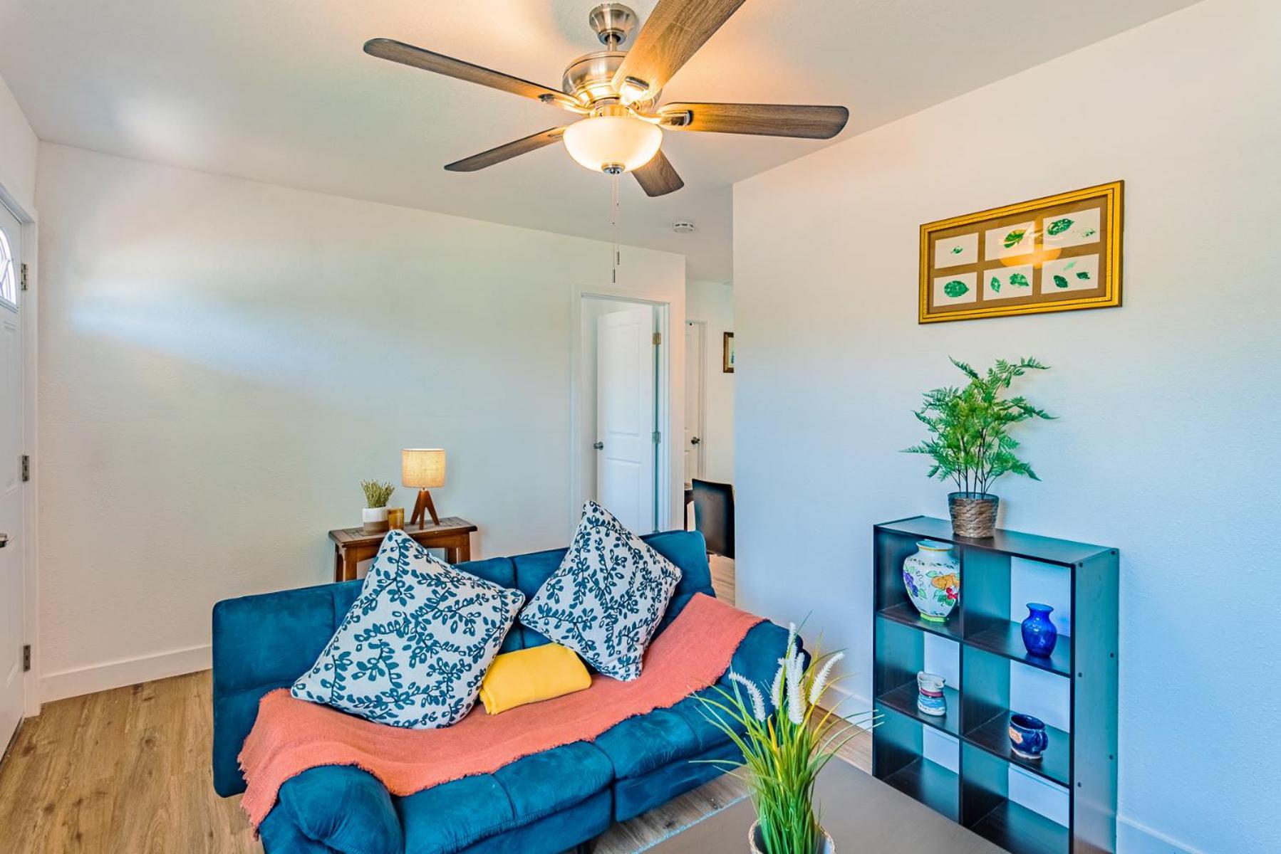 Entire Lovely 3-bedroom Near Downtown, With Free Parking & Laundry Holiday home *