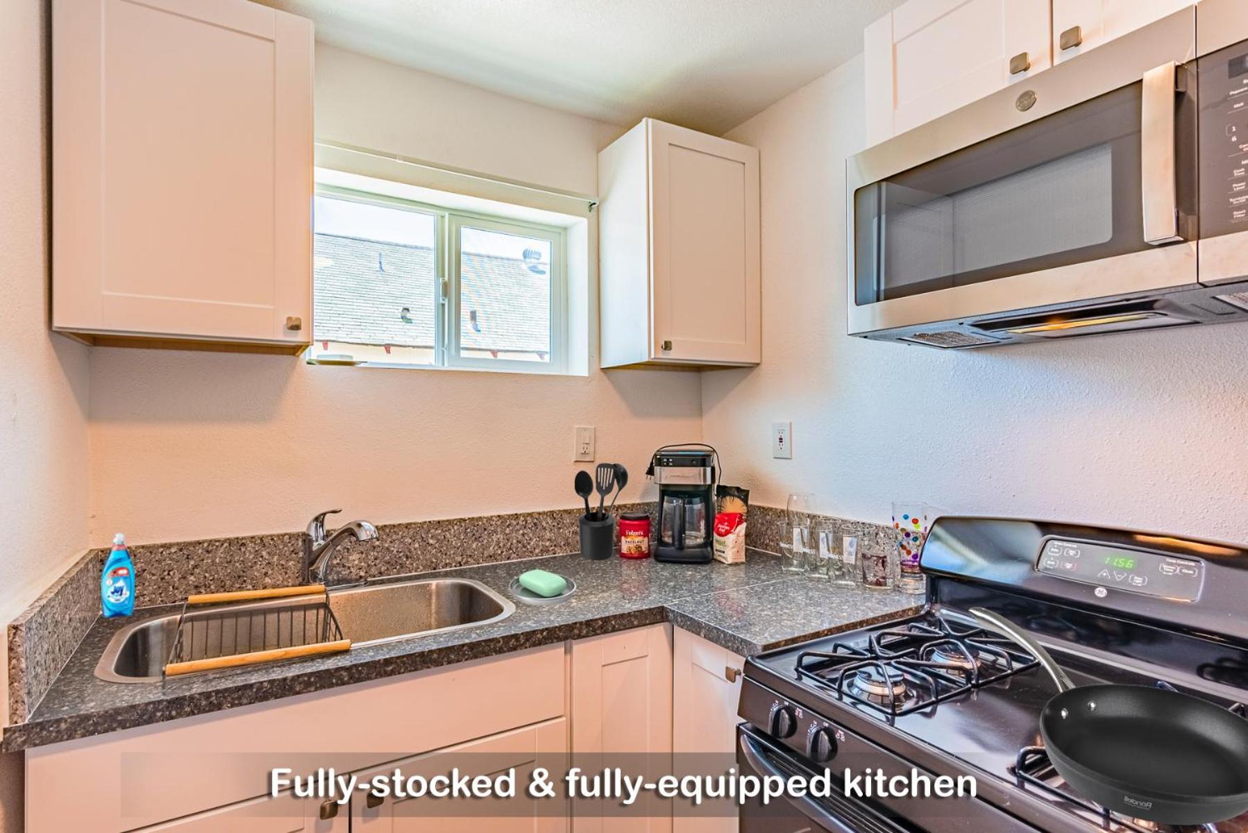 Holiday home Entire Lovely 3-bedroom Near Downtown, With Free Parking & Laundry *