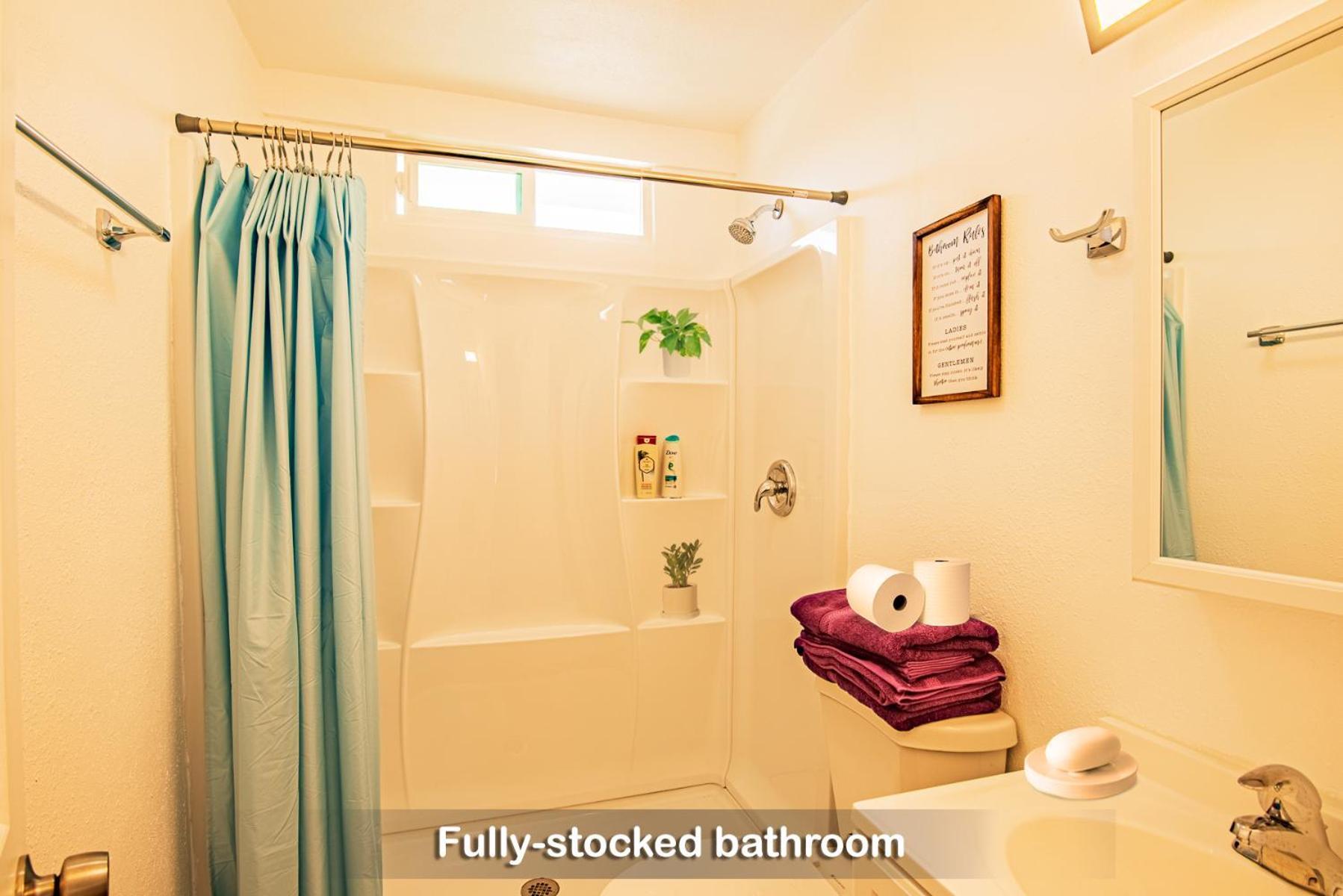 Entire Lovely 3-bedroom Near Downtown, With Free Parking & Laundry Holiday home