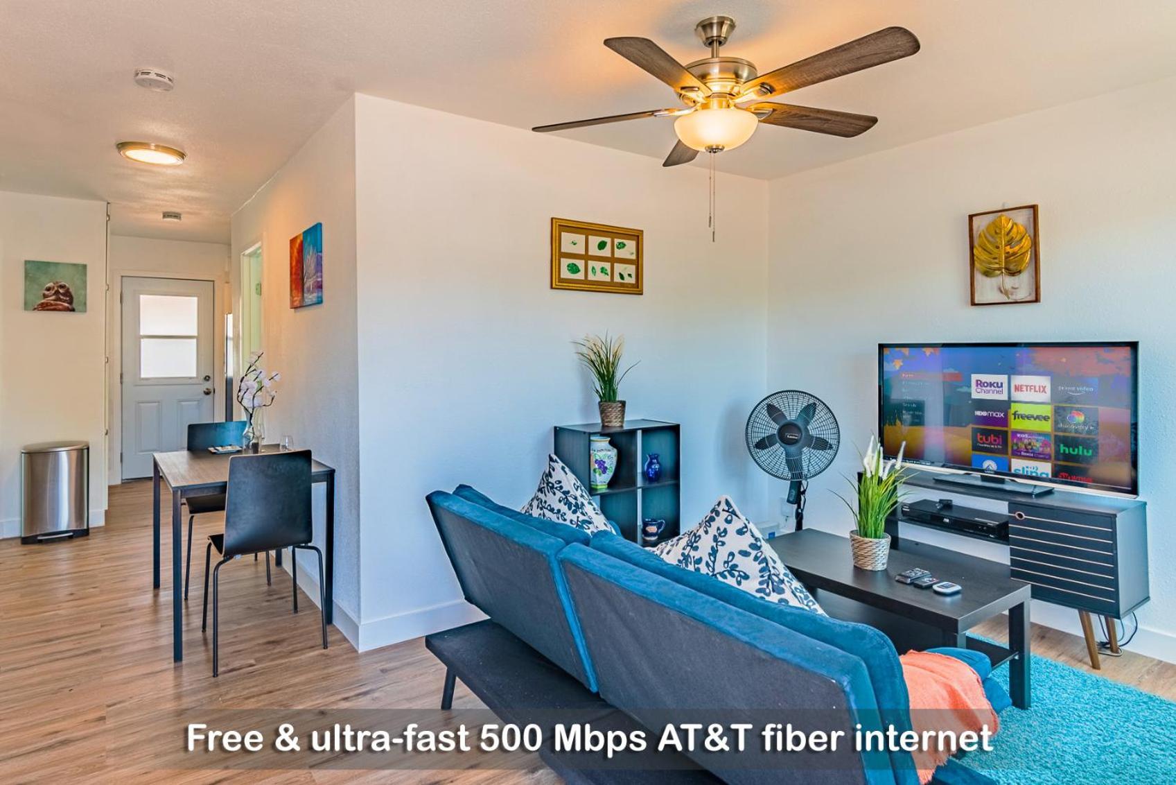 Entire Lovely 3-bedroom Near Downtown, With Free Parking & Laundry Holiday home *